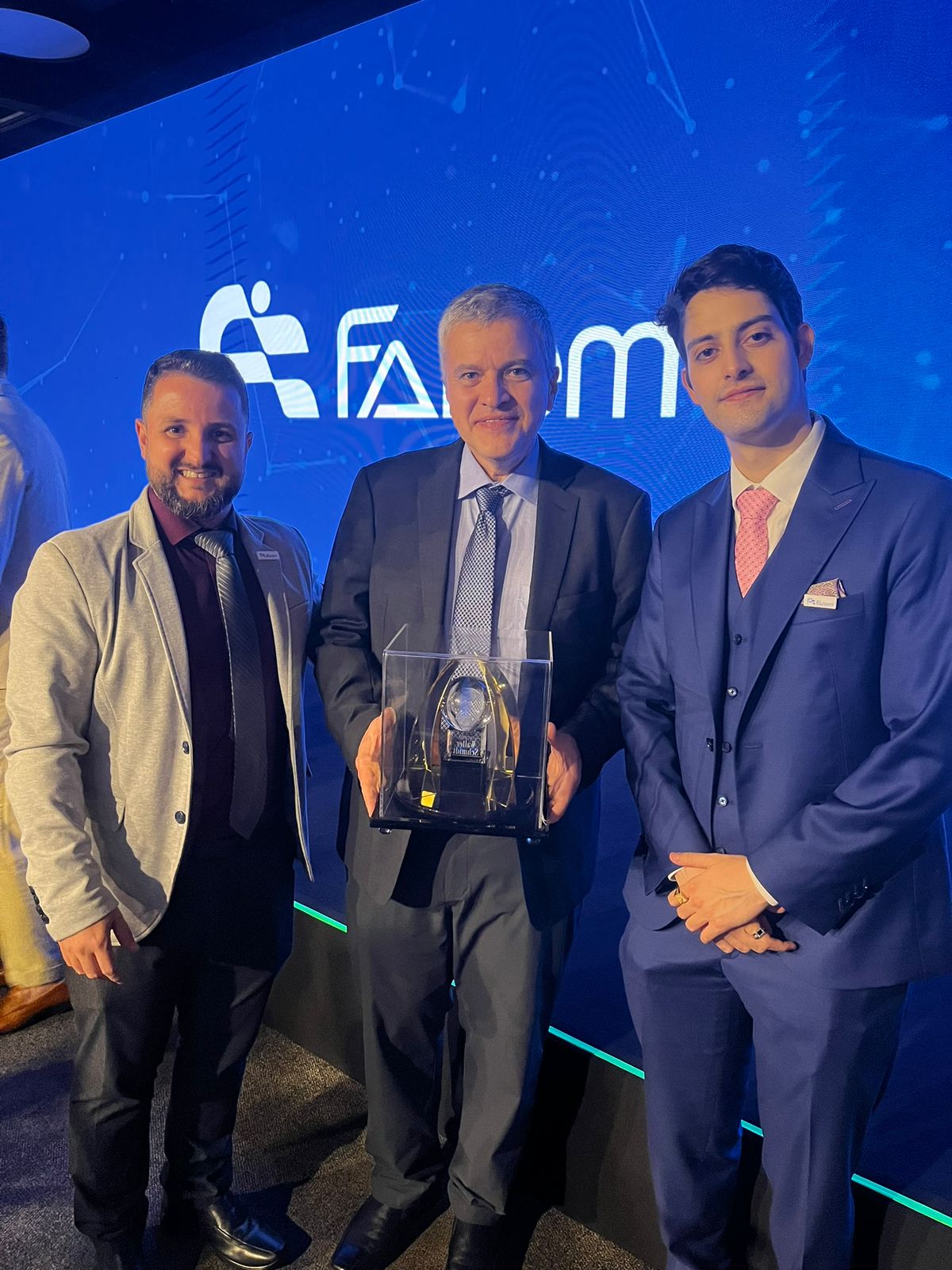 O Troféu Walter Schmidt 2024 1reconhece o Dr. Guilherme Sant’Anna