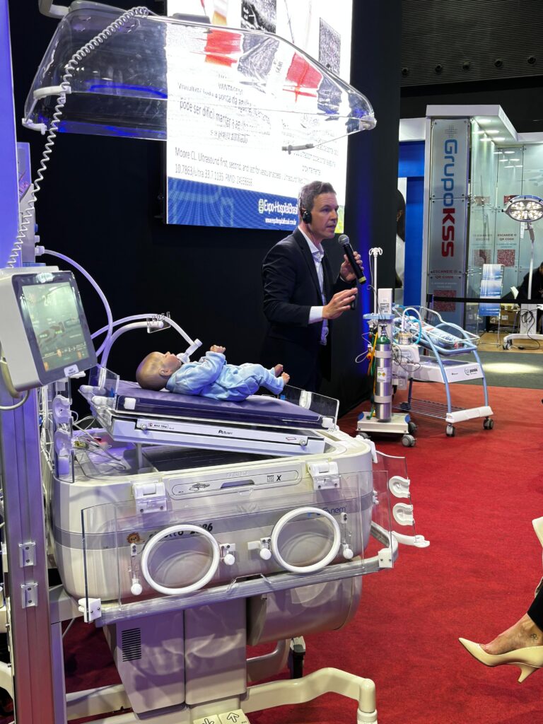 Professor Emanuel Nunes em workshop com apoio da Fanem na Expo-Hospital Brasil